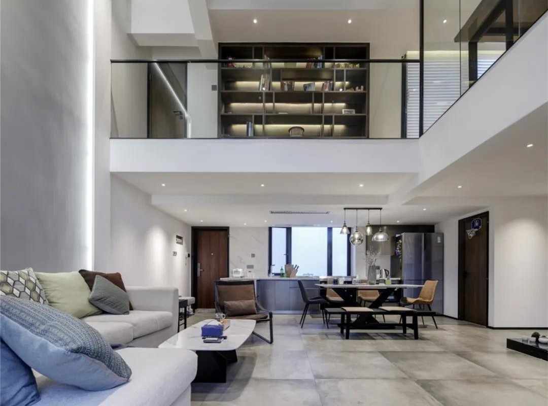 中聯(lián)錦江御景192㎡現(xiàn)代復(fù)式，透明玻璃做電視墻，還做成懸浮效果！